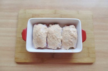 Sosu kalçaların üzerine fırçala. Küfün içine biraz su dök ve fırının yerini 190 dereceye kadar ısıt..