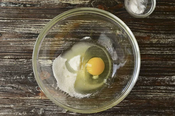 Tavuk yumurtasını bir kaseye döv. Şeker ekle.