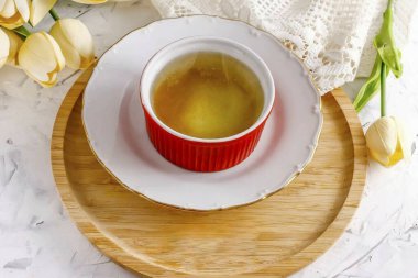 Jelatini sıcak suda erit. 5 dakika ayrıl, sonra tüm taneleri eritmek için iyice karıştır..