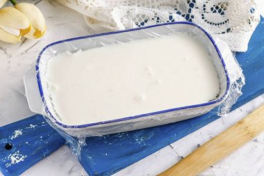 Düz bir konteynırı yapışkan filmle kapla ve ekşi kremayı içine dök. Soğukta ya da soğutucuda sertleştirilmesi 1-2 saat sürer. Jöle sıkıca oturmalı.!