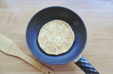 Altın kahverengiye kadar her iki taraftaki tortillayı kızart..