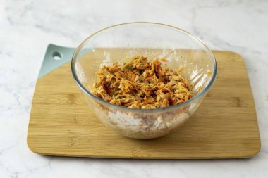 Sebzelere keten, karabiber ve soğan ekle. O zaman un ekle, karıştır.