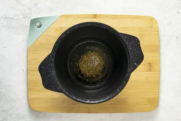 用中火加热一个厚底平底锅 用葵花籽油煎芥末 香菜和茴香籽 直到香味淡淡的显现出来 — 图库照片