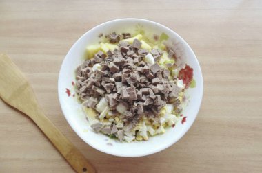 Kaynamış sığır dilini küp şeklinde kes. Nasıl pişireceğini sana hatırlatayım. Dilini yıka ve tencereye koy. Suyla doldur, tuz ekle, defne yaprağı, karabiber ekle. Kaynat, köpüğü çıkar ve 2-2.5 saat yumuşayana kadar pişir. O zaman çekil.