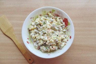 Salatanın tüm malzemelerini karıştır. Sığır diliyle mideli salata hazır..