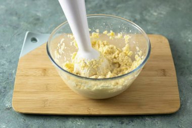 Blender ile su ile bezelyeleri pürüzsüz olana kadar öğütün.