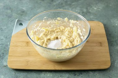 Erimiş tereyağı ekle, karıştır. Sonra kabartma tozu, tuz ve kabartma tozu ekle, blender ile tekrar vur..