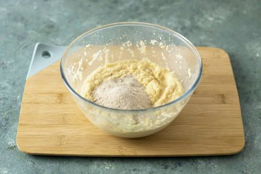 Sonra, psyllium ekleyin, daha önce öğütülmüş bir kahve öğütücüsünde toza. Kütle kalınlaşmaya başlayacak..