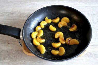 10-15 gram tereyağı ve bir çay kaşığı şekeri kızartma tavasına koy, mandalinaları kızart ve tabağa koy..