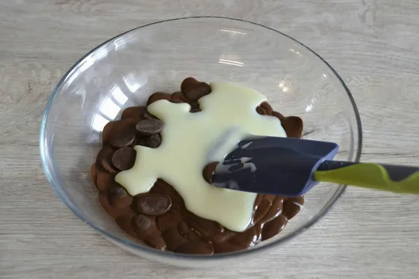 Растопить Шоколад Водяной Ванне Микроволновой Печи Добавить Нему Сгущенное Молоко — стоковое фото