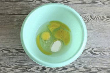 Şeker ve yumurtaları bir kasede birleştir..