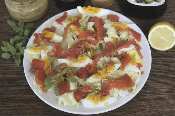 Salada Peixe Deliciosa Uma Mesa Festiva Como Uma Adição Jantar — Fotografia de Stock