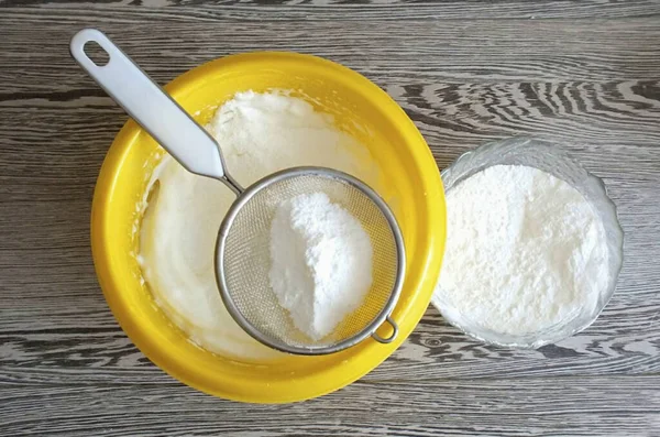 Den Puderzucker Portionsweise Durch Ein Sieb Geben Jedesmal Mit Dem — Stockfoto