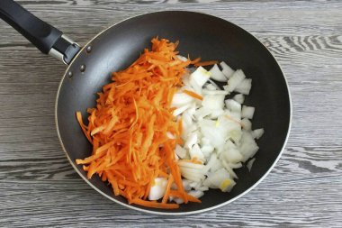 Kalan dilimlenmiş kabağı 50 gram ekşi krema ve tuzla karıştır ve tat için baharat ekle. Soğan ve havuç katmanına koy. Formu 40 dakika boyunca 180 dereceye kadar ısıtılmış folyo ve fırınla sıkılaştır.