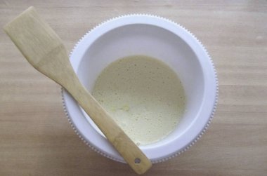 Yumurtaları şekerle çırp ya da kabarık olana kadar çırp. Biraz daha erimiş tereyağı ve çırpı ekle..