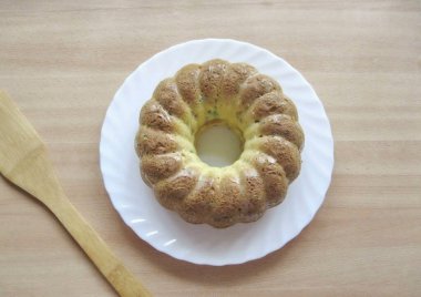 Pastayı önceden ısıtılmış bir fırında 40-45 dakika 175-180 derecede pişir. Hazırlığı kuru bir çubukla kontrol et.