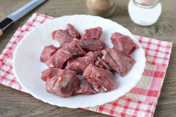 Rinse Meat Dry Napkins Cut Beef Medium Pieces — Stock Photo, Image