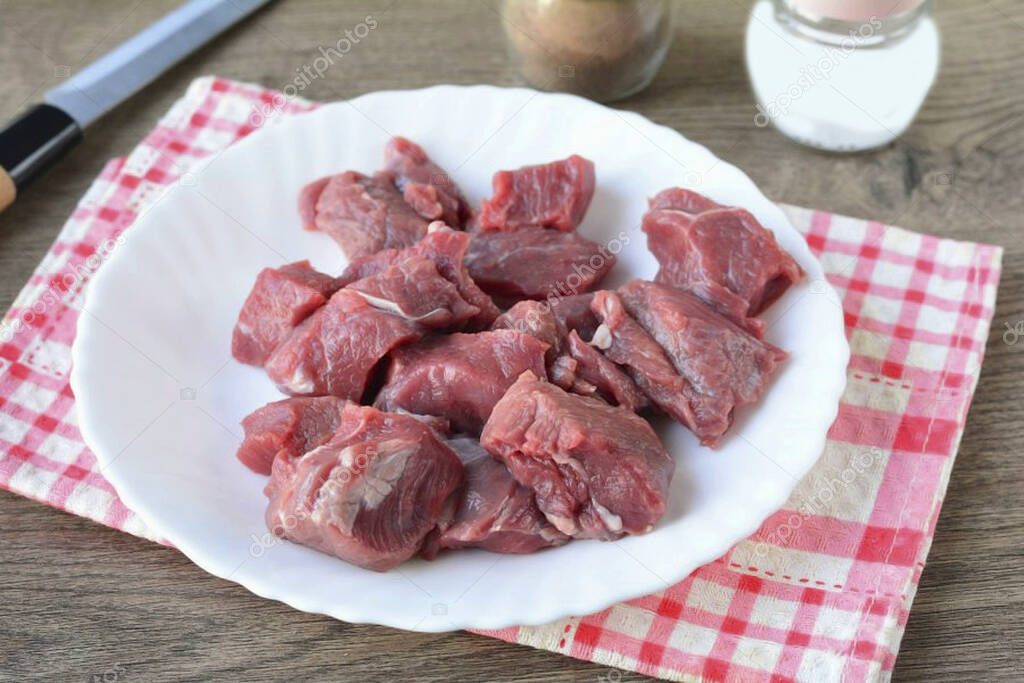 Rinse the meat, dry on napkins, cut the beef into medium pieces.