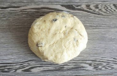 Süzme peynir farklı nem içeriğine sahip olduğundan, daha fazla un tüketilebilir. Bitmiş hamur yumuşak ve hafifçe elinize yapışmalı. Hamurun üzerine un serp, yuvarla, bir torbaya sar ve 30 dakika boyunca soğutucuda bekle..