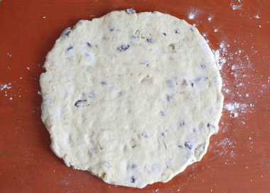 Zaman geçtikten sonra, hamuru buzdolabından çıkar. Un ile kaplı bir iş yüzeyinde hamurdan 0.5 cm kalınlığında bir tabaka çıkar..