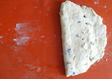 Görsel olarak katmanın 1 / 4 'ünü tanımlayın ve buradaki hamuru bükün.