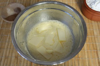 Yumuşak yağ ekle ve her şeyi karıştır.