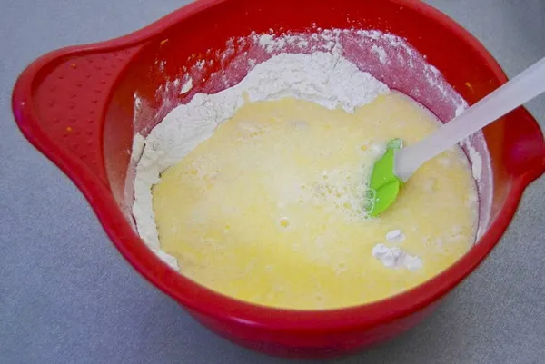 乾燥混合物に卵と牛乳の混合物を注ぐ — ストック写真