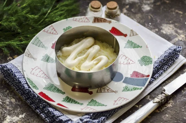 Ponga Las Papas Ensalada Primera Capa Cepille Con Mayonesa —  Fotos de Stock