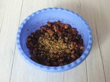 Kurutulmuş meyvelere portakal lezzeti ekle, karıştır.