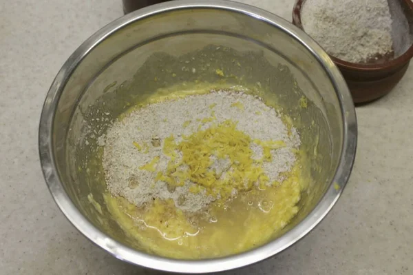Remove Zest Lemon Squeeze Juice Half Lemon Add Dough Zest — Stock Photo, Image