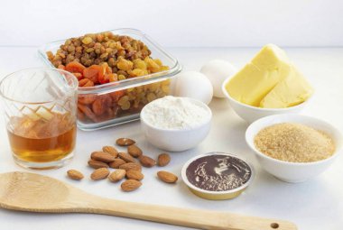 Karanlık Noel Keki 'ni yapmak için gereken tüm malzemeleri hazırlayın..