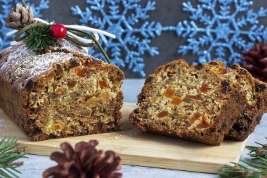 Noel çörekleri Noel 'den çok önce pişirilmeye başlandı, böylece sizin seçtiğiniz baharat ve kuru meyvelerin lezzet ve aromalarıyla dolduruldular! Kek parçaları büyüleyicidir! Buyurun alın! :) Afiyet olsun!