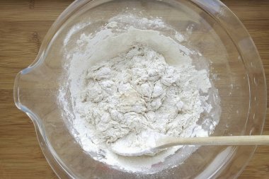 Ortaya çıkan kuru karışımı hamura ekle.