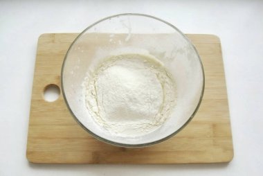 Noel Kalach 'ı yapmak için gerekli tüm malzemeleri hazırlayın. Para kazan. Isınmak için bir kaşık şeker, maya ve iki ya da üç çorba kaşığı un ekle..