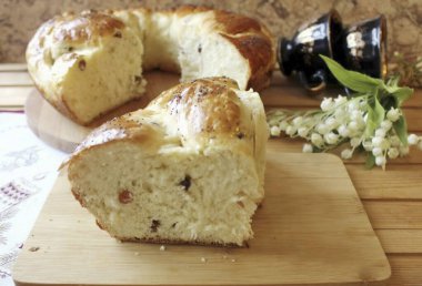 Noel böreği soğuduğunda, kesip aç ve servis yap. Noel böreği, Noel arifesinde pişirilen harika bir aromatik pastadır. Tatlı ve lezzetli kalach bu harika tatilde tatlı bir masaya harika bir katkı olacak..