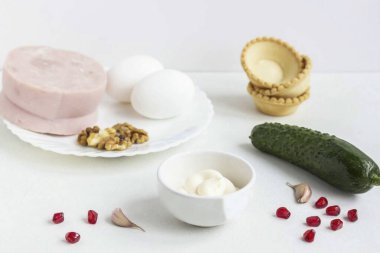 Salata Patlaması Tadı için gerekli tüm malzemeleri hazırlayın. Yumurtaları kaynatın ve soğutun..