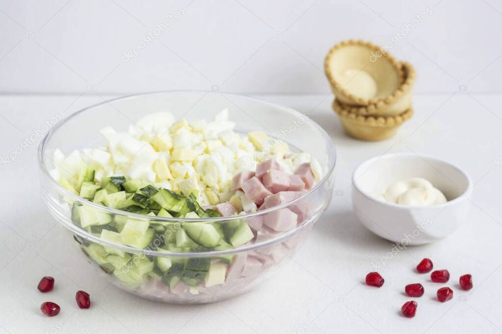 Cut the peeled eggs, cucumbers and ham into small cubes.