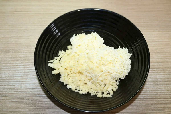 加入切碎的奶酪和大蒜 加点蛋黄酱搅拌一下 — 图库照片