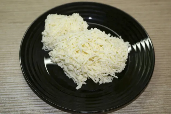 Den Geschmolzenen Käse Auf Einer Feinen Reibe Reiben — Stockfoto