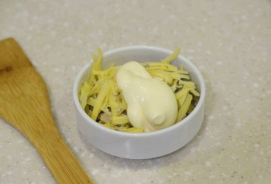 Her şeyi bir kasede birleştir, mayonez ekle ve karıştır..