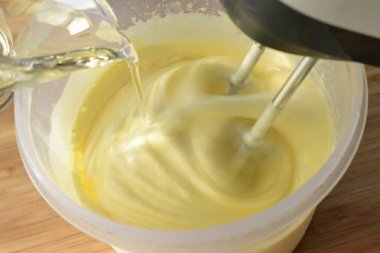 Yumurtayı yumuşacık köpüğe kadar vanilya ve şekerle çırp. Tereyağını ince bir dereye dök, durmadan çırp..