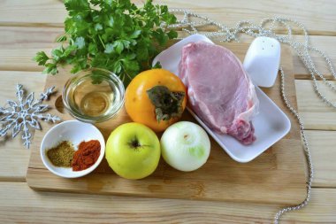 Hurma, elma ve soğanlı fırında et pişirmek için gerekli tüm malzemeleri hazırlayın. Ekşi elmaları seç. İstediğin domuzu alabilirsin, bu sefer filetoyu ben aldım..