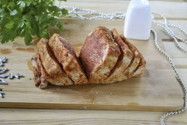 On the hot pork, cut about 2 cm before the edge. Rub the outside and in the cuts with a mixture of spices and salt.