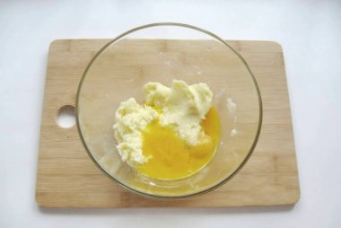 Beat sugar and butter with a mixer. Separate the yolks from the whites and add to a bowl. clipart