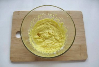 Sonra yumurta sarılarını, şeker ve tereyağını karıştırıcıyla çırp. Sirke ya da limon suyuyla bastırılmış bir çay kaşığı kabartma tozu ekle..