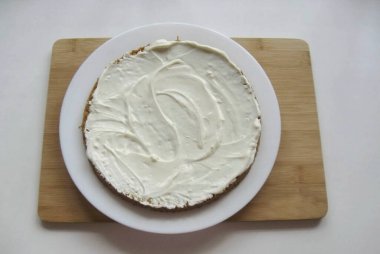 Soğutulmuş keki üç parçaya böl. Üç pasta olacak. Her birine krema ve fındık ezmesi serpin. Tavada önceden kızartılmalı ya da fırında kızartılmalı..