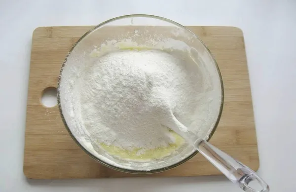 Stopniowo Dodawać Przesiewaną Mąkę Bardzo Delikatnie Mieszać Ciasto Łopatką — Zdjęcie stockowe
