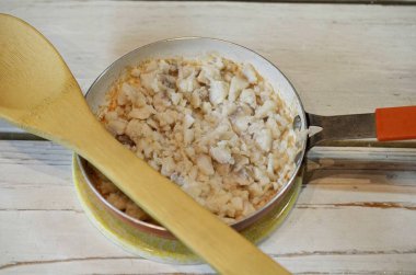 İhaleye kadar kızart, 15 dakika kadar yağ ekle. Tuz.