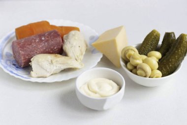 Tavuk ve sosis salatası yapmak için gerekli tüm malzemeleri hazırlayın. Tavuk filetosunu önceden hazırlayın, havuçları kaynatın..