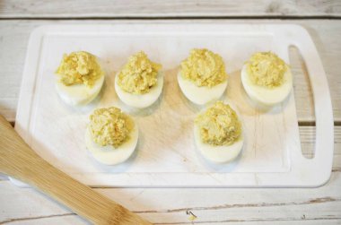 Yumurtanın beyazlarını, ortaya çıkan kütle ile doldurmaya başla..